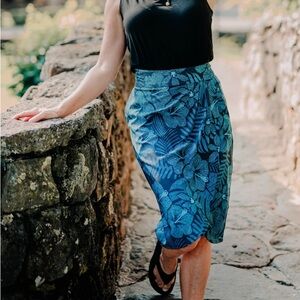 Rip Skirt, size Large . Repels water. NWOT
Velcro closure. Side pockets.